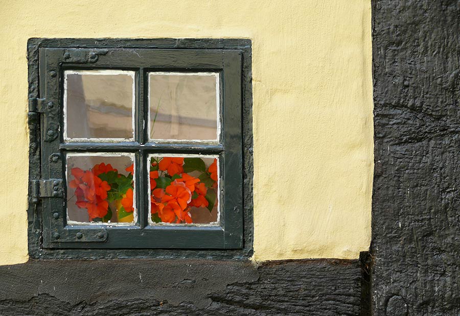 Altes Fenster auf dem Holm - Touristen besuchen gern Schleswig und den Holm während des Urlaub in Schleswig